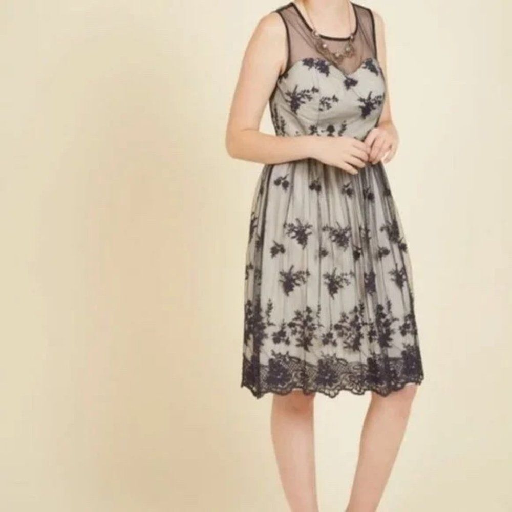 Modcloth Geode Cherished Charm Embroidered Lace Sweetheart Fit &‎ Flare Dress S